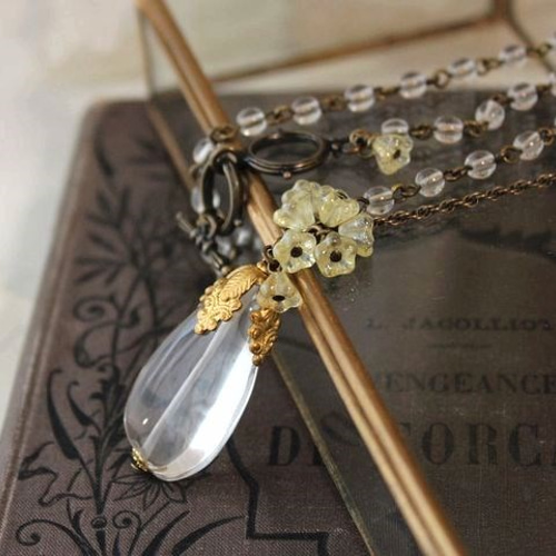 クリスタルの雫と黄色のお花 ロングネックレス (天然石 水晶  