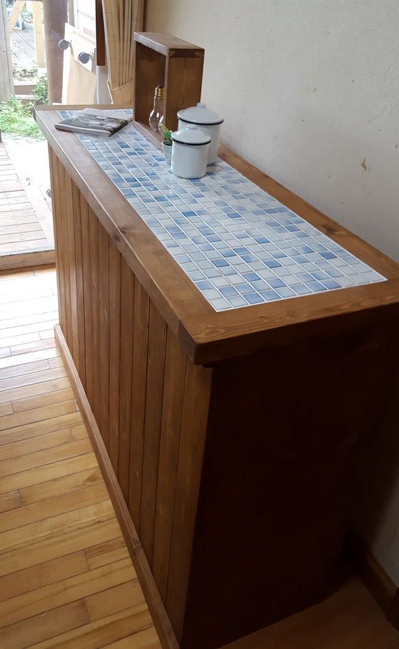 モザイクタイルのキッチンカウンター(ラスティックパイン&空色タイル  