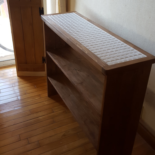 モザイクタイルのオープンカウンター(ホワイトタイル) 棚・シェルフ