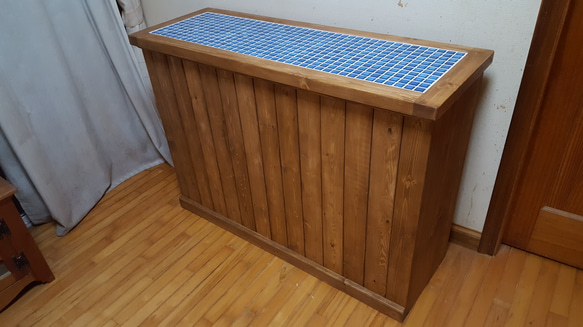 モザイクタイルのキッチンカウンター(ブルータイル&ラスティックパイン