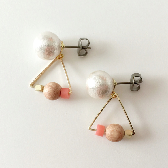 Cotton pearl & wood beads triangle pierce_PIC065 1枚目の画像