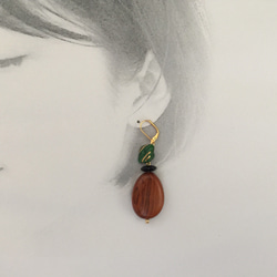 Wood beads & vintage square chez button pierce_153 4枚目の画像