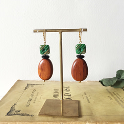 Wood beads & vintage square chez button pierce_153 2枚目の画像