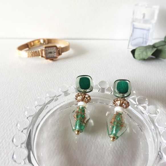 Green button and glass beads pierce_PIC154 2枚目の画像