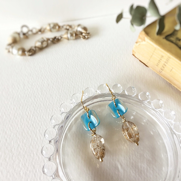 Square blue button and clear gold beads pierce_PIC164 2枚目の画像