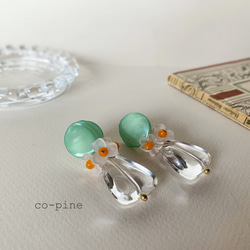 Emerald green button and clear beads earrings_PIC205 1枚目の画像