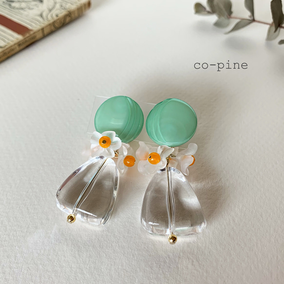 Emerald green button and clear beads earrings_PIC205 2枚目の画像