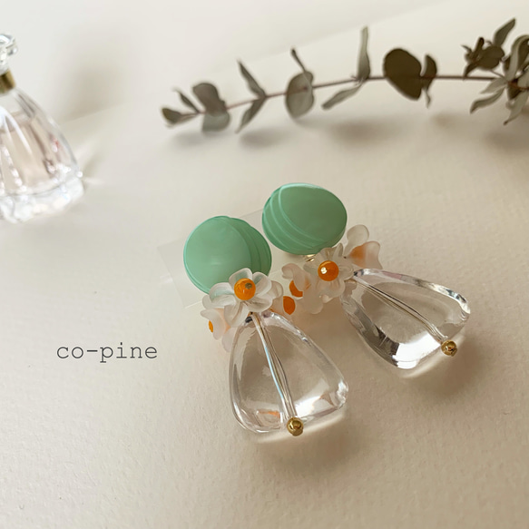 Emerald green button and clear beads earrings_PIC205 3枚目の画像