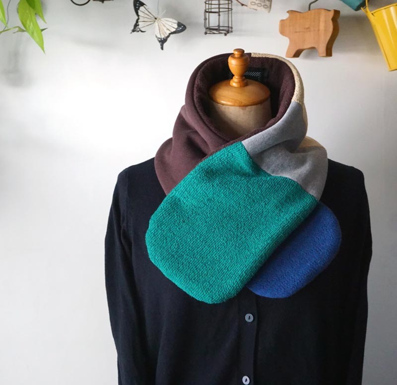 配色切り替えニット生地のあったかミニマフラー(グリン系)