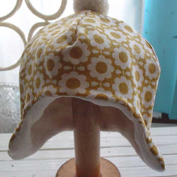 レトロ花柄の耳当てニット帽子 3枚目の画像