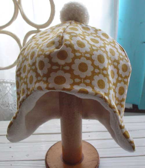 レトロ花柄の耳当てニット帽子 3枚目の画像