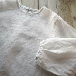 真っ白リネン襟なしプルオーバーブラウス（ギャザースリーブ） 1枚目の画像