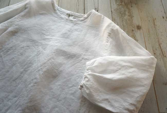 真っ白リネン襟なしプルオーバーブラウス（ギャザースリーブ） 1枚目の画像