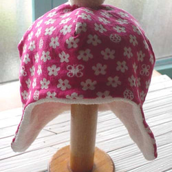 ピンク花柄のBABY耳当てニット帽子 3枚目の画像