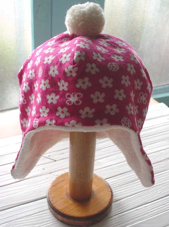 ピンク花柄のBABY耳当てニット帽子 3枚目の画像