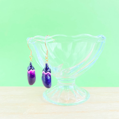 揺れる夏野菜ピアス♢ナス ピアス（フック・チェーン） 日なたの窓