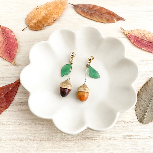 揺れるどんぐりピアス♢葉っぱつき ピアス（フック・チェーン） 日なた