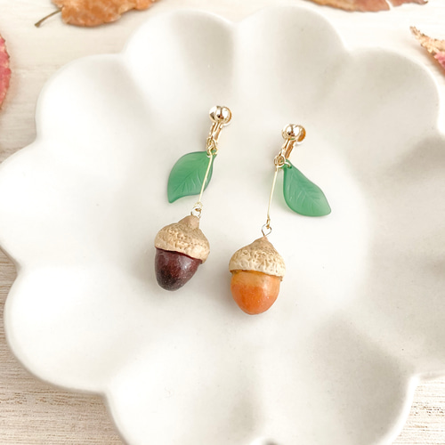 揺れるどんぐりピアス♢葉っぱつき ピアス（フック・チェーン） 日なた