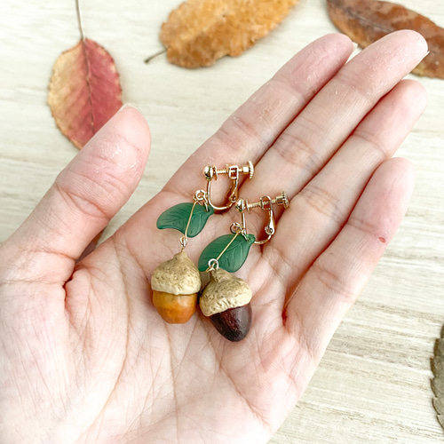 どんぐりピアス べっこうカボチャ 揺れるどんぐりピアス♢葉っぱつき