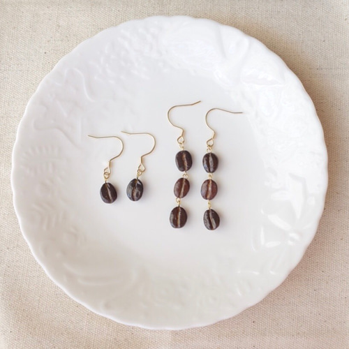コーヒー豆3粒 木塑粘土ピアス(イヤリング変更可) ピアス（フック