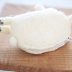 羊毛フェルト・りんごパンを持ったホッキョクグマポーチ 3枚目の画像