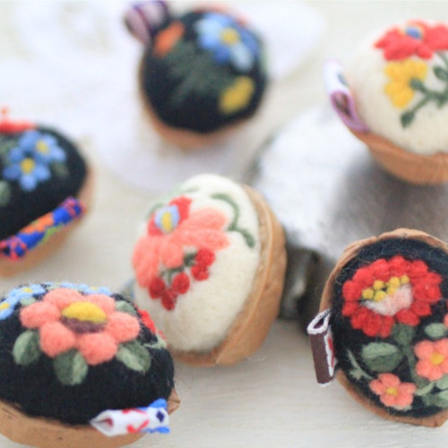 羊毛フェルト・くるみピンクッション（カロチャ刺繍柄） その他