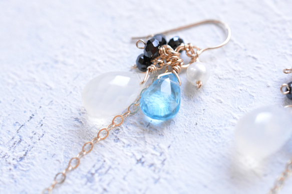 14kgf天然石“黑尖晶果和天藍色石英”耳環，耳環，樹脂耳環 第2張的照片