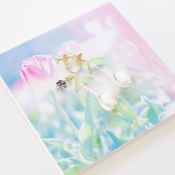 【チューリップ×ホワイト-Full*Bloom-】春を着飾るイヤリング※飾れるフォトパネル付！ 2枚目の画像