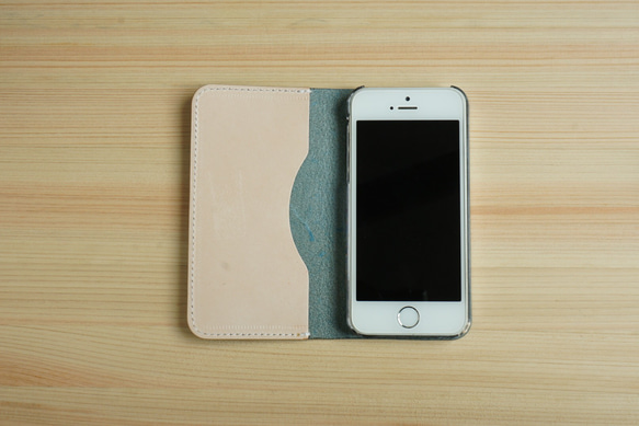 牛革 iPhone5/5sカバー  ヌメ革  レザーケース  手帳型  ネイビーカラー 4枚目の画像