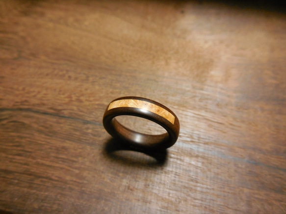 戒指採用樺木 (birch) 塊木和橡木 (isnoki) 鑲嵌工藝製成 第1張的照片