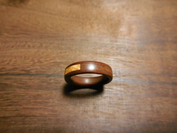 戒指採用樺木 (birch) 塊木和橡木 (isnoki) 鑲嵌工藝製成 第4張的照片