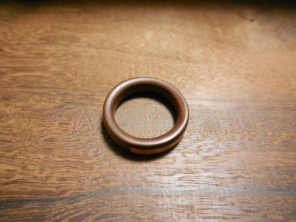 戒指採用樺木 (birch) 塊木和橡木 (isnoki) 鑲嵌工藝製成 第6張的照片