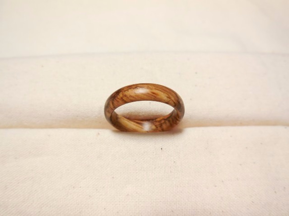 オリーブウッド変わり杢削り出しの指輪　丸型　現品のみ特価 2枚目の画像