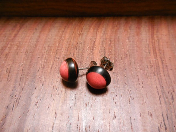 鑲木耳環（對）粉色象牙色×非洲黑木 第2張的照片