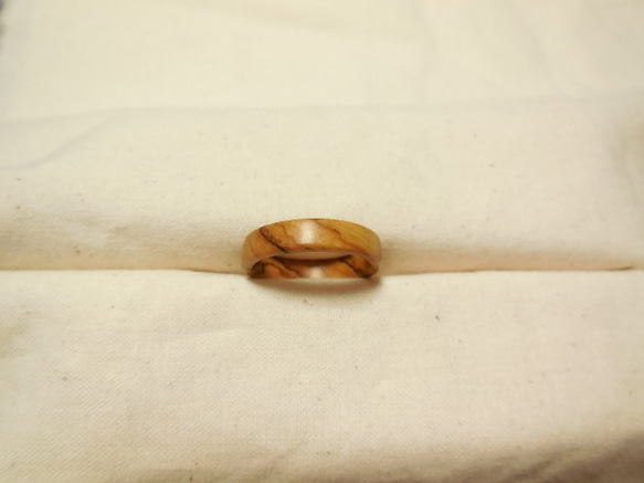 ワイルドオリーブ削り出しの指輪 3枚目の画像