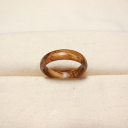 オリーブウッド変わり杢１ピースの指輪　丸型 5枚目の画像