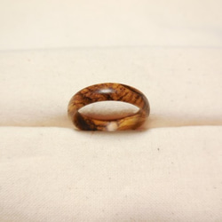 オリーブウッド変わり杢１ピースの指輪　丸型 4枚目の画像