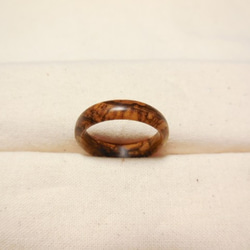 オリーブウッド変わり杢１ピースの指輪　丸型 6枚目の画像