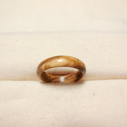 オリーブウッド変わり杢１ピースの指輪　丸型 7枚目の画像