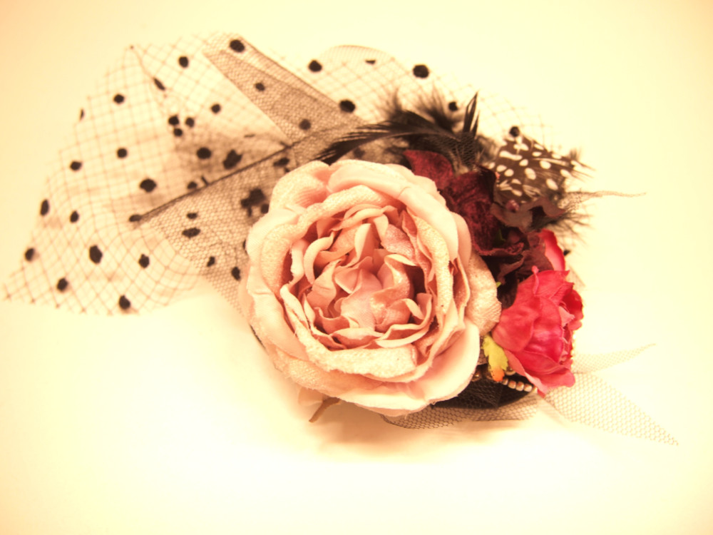 クラッシックカラーのローズとブラックフェザーのヘッドドレス