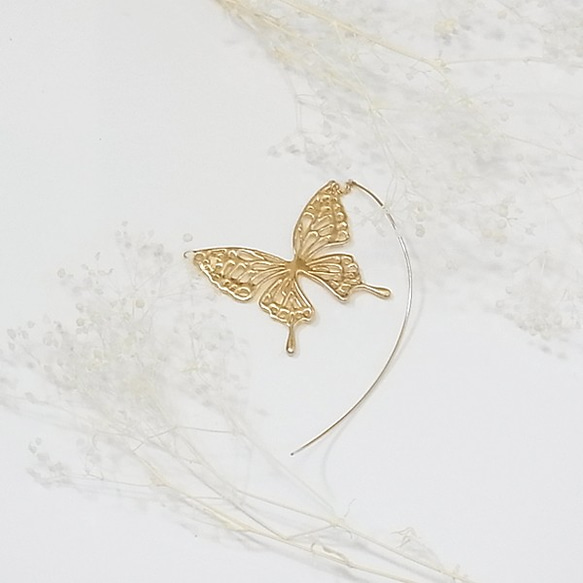 アゲハ蝶のモビールピアス(gold) 2枚目の画像