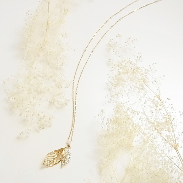 ツイストリーフとブルームーンストーンのネックレス (gold×silver) 2枚目の画像
