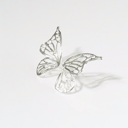 一翼蝴蝶翅膀造型耳針（銀色) 第2張的照片