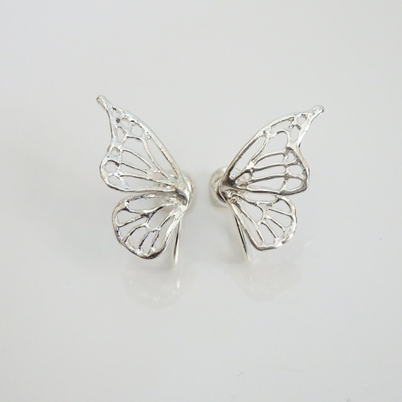 一翼蝴蝶造型夾式耳環(銀色) 第1張的照片