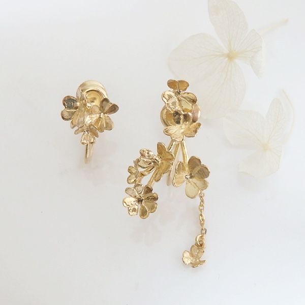 ＊ギフトで人気 幸せの四つ葉入り＊クローバー畑のイヤリング(gold)