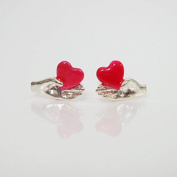 A heart in my hand *〜ハートを持つ手のピアス〜* (silver)
