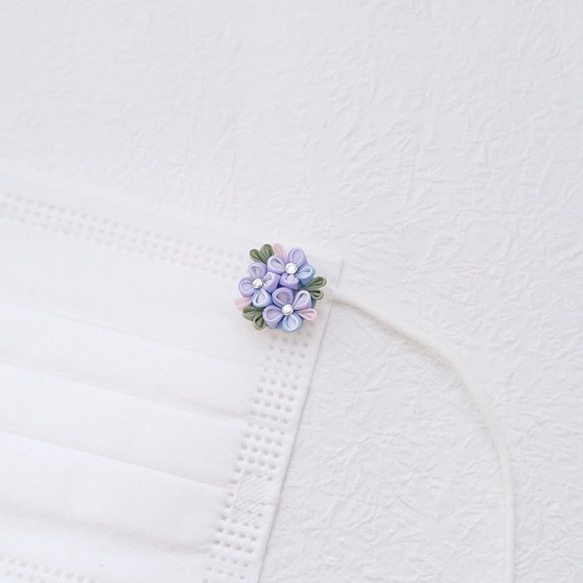つまみ細工　紫陽花模様のマスクチャーム（マスククリップ/マスクピアス）　襟飾り 5枚目の画像