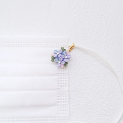 つまみ細工　紫陽花模様のマスクチャーム（マスククリップ/マスクピアス）　襟飾り 6枚目の画像