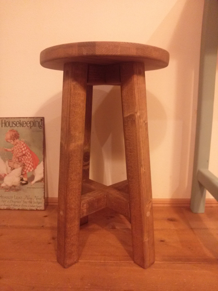 ★丸い座面のスツール 8,568円