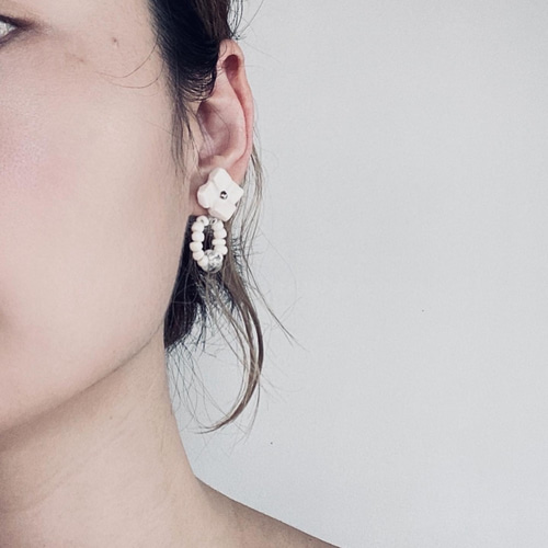 陶器の 白アジサイ アシンメトリー ピアス / イヤリング ピアス 